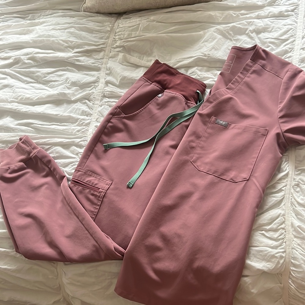 FIGS Limited Edition Mauve scrub set